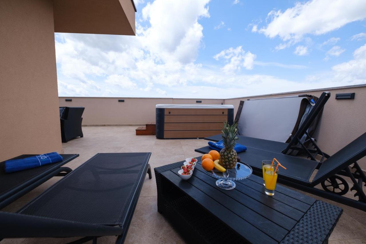 Apartments Luana With Private Jacuzzi Zadar Ngoại thất bức ảnh