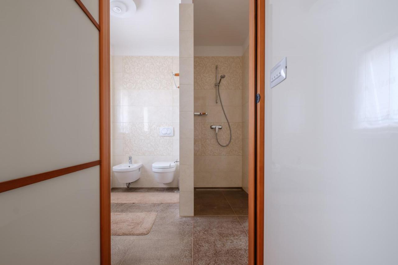 Apartments Luana With Private Jacuzzi Zadar Ngoại thất bức ảnh