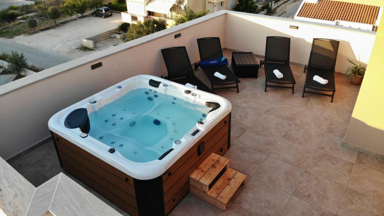 Apartments Luana With Private Jacuzzi Zadar Ngoại thất bức ảnh